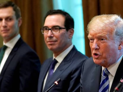 Donald Trump, el secretario de Tesoro,Steven Mnuchin, y el asesor preseindecial Kushner (izquierda), en la Casa Blanca.  