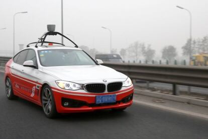 Coche autónomo de BMW y la empresa de software Baidu, en las calles de Pekín.
