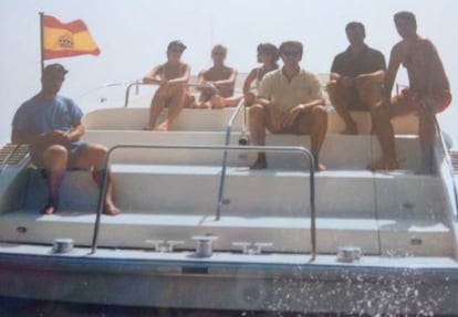 Dorado, bajo la bandera de España, y Feijóo, tercero por la derecha, en el Oratus en 1997.