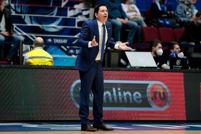 Xavi Pascual, dirigiendo un partido del Zenit.