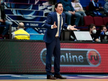 Xavi Pascual, dirigiendo un partido del Zenit.