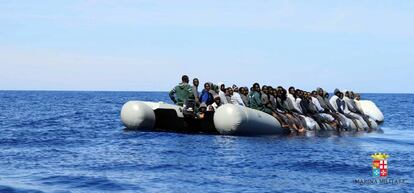 Decenas de inmigrantes africanos, en la embarcaci&oacute;n con la que trataban de alcanzar la costa italiana.