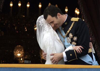 22 de mayo de 2004. Los Príncipes de Asturias se abrazan en el balcón principal del Palacio Real de Madrid, el día de su boda.