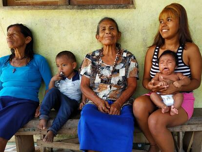 Francisca Tomé visita Luciete do Carmo, 18 anos, e o bebê Alderson Luan, que ajudara a parir dois meses antes.