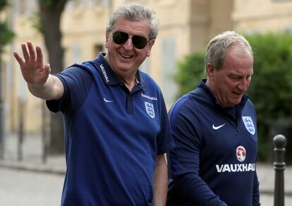 Roy Hodgson (I), seleccionador de Inglaterra y su ayudante Ray Lewington dan un paseo cerca del hotel de Inglaterra en Chantilly. 