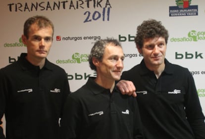 Los alpinistas Alberto Iñurrategi, Mikel Zabalza y Juan Vallejo (de izquierda a derecha), hoy en la presentación de su expedición a Groenlandia.