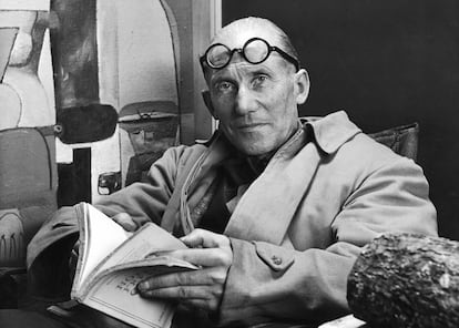 Le Corbusier, leyendo en su casa en una imagen sin datar.