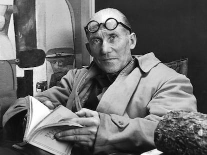 Le Corbusier lendo em sua casa, numa imagem sem data.