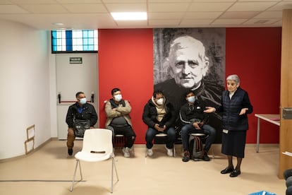 Sor Pilar, explicando el proceso de selección para lograr un empleo.