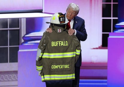 Donald Trump besa el casco de bombero de Corey Comperatore, fallecido en el atentado contra el expresidente del pasado sábado. 