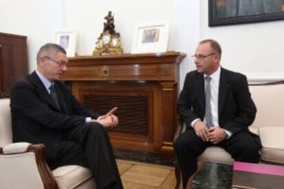 Alberto Ruiz Gallardón se entrevista con Antonio Del Castillo (padre de Marta Del Castillo) en la sede del Ministerio