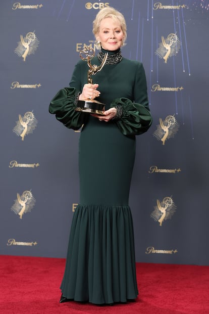 Su papel de Deborah Vance en la serie 'Hacks' le ha dado a Jean Smart muchas alegrías. Es la cuarta vez que se lleva el Emmy por su trabajo en esta serie de HBO Max. Este año lo ha recogido luciendo un elegante vestido verde botella de manga larga.