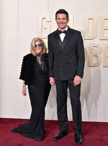 Bradley Cooper with his mother, Gloria Campano, on the red carpet of the 2024 Golden Globes.