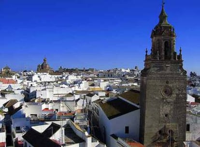 Carmona, vista desde la muralla de la puerta de Sevilla, con la iglesia de San Esteban en primer término.