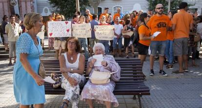 Los manifestantes protestan por los despidos, en Cádiz.