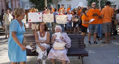 Los manifestantes protestan por los despidos, en C&aacute;diz.