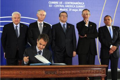 Zapatero firma el acuerdo UE- Centroamérica. Detrás, los presidentes de Panamá, del Consejo Europeo, de la Comisión Europea, de Guatemala y de Honduras.