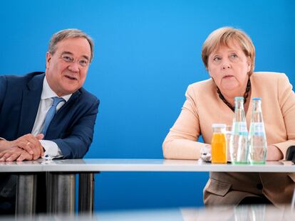 El candidato conservador y presidente de Renania del Norte-Westfalia, Armin Laschet, junto a la canciller Angela Merkel durante un encuentro de la CDU en Berlín el 13 de septiembre.