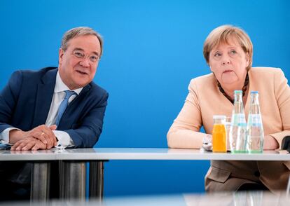 El candidato conservador y presidente de Renania del Norte-Westfalia, Armin Laschet, junto a la canciller Angela Merkel durante un encuentro de la CDU en Berlín el 13 de septiembre.