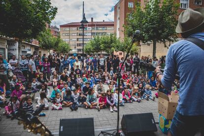 El Sonorama Baby triunfó entre los pequeños (y los padres embobados). Dr. Sapo, el viernes, y Elefantes, el sábado, llenaron la plaza del Obispo Acosta.