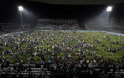 Con las puertas del estadio cerradas, los aficionados invadieron el campo de juego mientras fuera todavía se escuchaban disparos de las pelotas de goma de la policía en su enfrentamiento con los hinchas locales del Gimnasia.