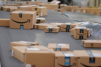 Varios paquetes de Amazon, a la espera de ser distribuidos, en Robbinsville (Nueva Jersey, EE UU).