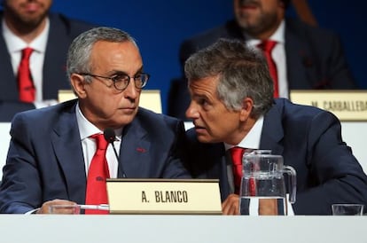 Juan Antonio Samaranch habla con Alejandro Blanco, presidente del COE, en la presentación. 