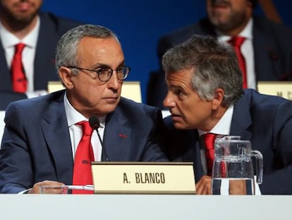 Juan Antonio Samaranch habla con Alejandro Blanco, presidente del COE, en la presentación. 