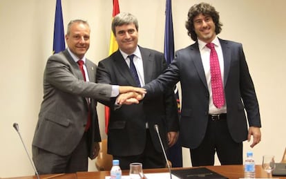 Francisco Blázquez, presidente de la federación, Miguel Cardenal, del CSD, e Iñaki Malumbres, de la asociación de jugadores, tras firmar el protocolo.