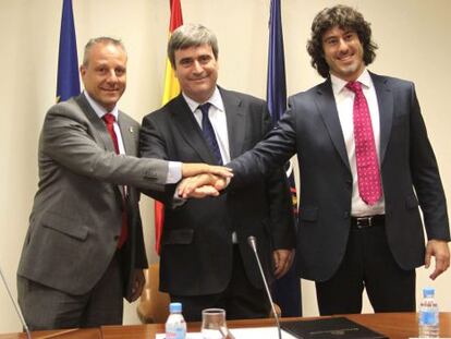 Francisco Blázquez, presidente de la federación, Miguel Cardenal, del CSD, e Iñaki Malumbres, de la asociación de jugadores, tras firmar el protocolo.