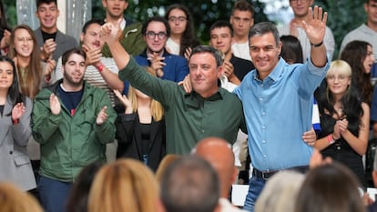 El presidente del Gobierno en funciones y secretario general del PSOE, Pedro Sánchez (d), y el secretario general del PSdeG-PSOE, Valentín Formoso.