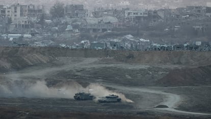 Dos tanques avanzan por la franja de Gaza el pasado sábado.