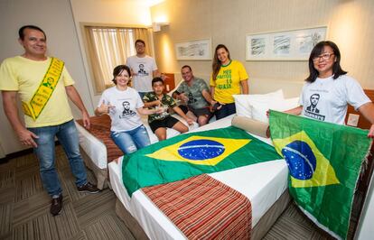 Los bolsonaristas Medeiros, segunda por la izquierda, y Mendez, tercero por la derecha, con su grupo en su hotel de Brasilia.