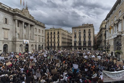 En Barcelona, unas 3.000 personas, según la Guardia Urbana, se congregaron en la plaza Sant Jaume (en la fotografía, durante la manifestación), convocados por la misma organización.