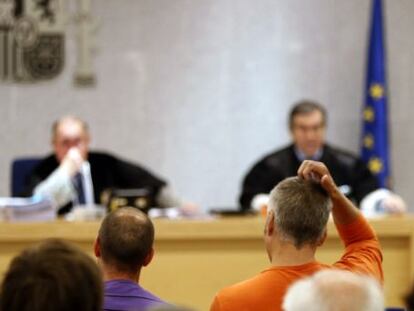 Txapote, de espaldas, con jersey naranja, durante el juicio.