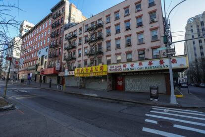 El Chinatown más grande del mundo está en Queens, Nueva York. Algunas de sus tiendas ya han reportado perdidas superiores al 50% debido a no solo los vecinos acuden a sus puestos, también muchos turistas. Algunos dueños decían que los comensales tenían miedo de ir a los restaurantes del barrio antes de las medidas de restricción.