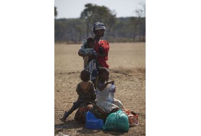 “Nuestro viaje duró un mes y hubo muchos problemas", cuenta Gloria."En Congo tuve que trabajar para conseguir algo de comida, muy poca, estuve trabajando en granjas todo el día para intentar conseguir el dinero suficiente para alimentar a mis hijos y para el viaje".