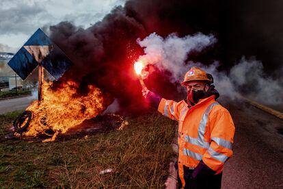 Protesta en San Cibrao (Lugo) por el cierre de la factoría de Alcoa, en diciembre.