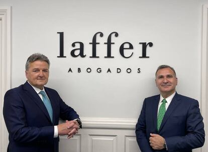 El socio de fiscal de Laffer Abogados a la izquierda, Antonio Olivera, y a la derecha Jose Luis Migoya