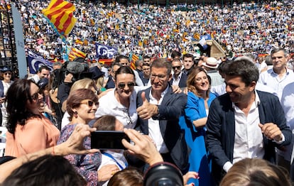 Una militante toma una foto del candidato del PP, Alberto Núñez Feijóo, durante un mitin en Valencia.