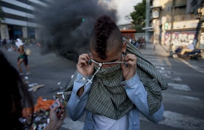 Un manifestante antigubernamental este viernes en Caracas.