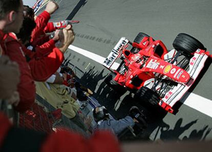 Michael Schumacher celebra con su equipo su victoria en el Gran Premio de Europa.