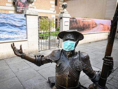 Estatua de Don Quijote se protege contra el coronavirus frente a la casa natal de Cervantes en Alcalá de Henares.