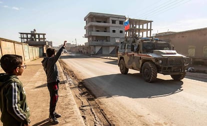 Forças de Damasco na cidade síria de Darbasiyah, perto da fronteira com a Turquia, na segunda-feira.