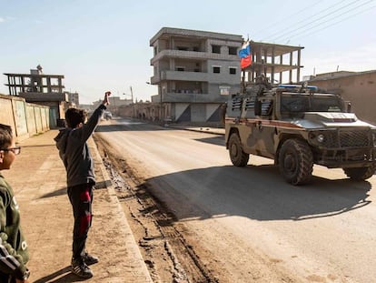 Forças de Damasco na cidade síria de Darbasiyah, perto da fronteira com a Turquia, na segunda-feira.