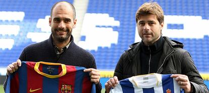 Guardiola y Pochettino posan con las camisetas de sus respectivos equipos en el estadio de Cornellà.