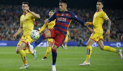 Neymar controla el balón ante la mirada de Hernández y Mascareli.