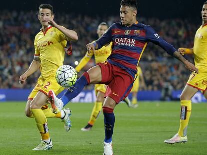 Neymar controla el balón ante la mirada de Hernández y Mascareli.