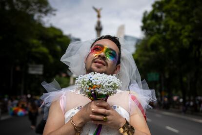 Axel, de la comunidad LGBTQ+, asiste a la marcha de la diversidad con un vestido de novia.