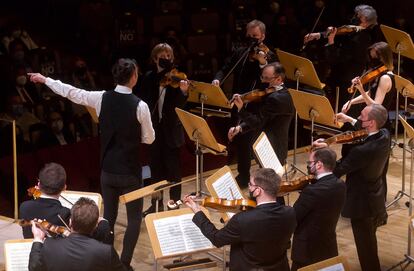 Los instrumentistas de cuerda de musicAeterna tocan de pie. A la izquierda, con el brazo izquierdo extendido, su director, Teodor Currentzis.